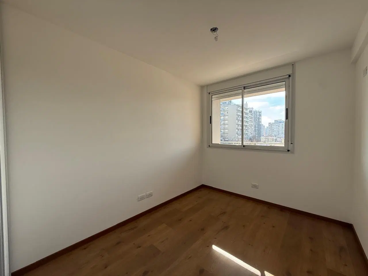 ALQUILER - Departamento de dos dormitorios con balcon - Lourdes, Rosario. 1