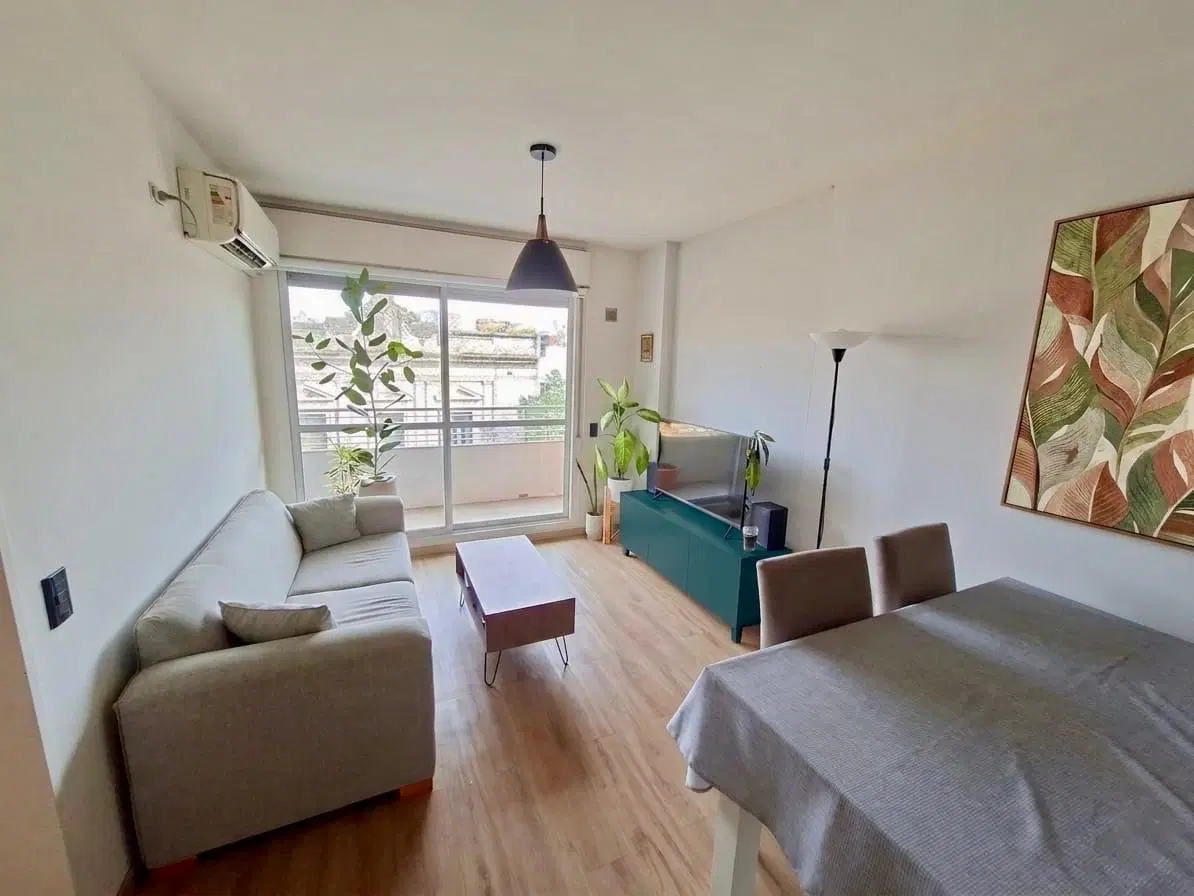 VENTA -Departamento de 2 dormitorios con cochera y balcón. Echesortu, Rosario. 1