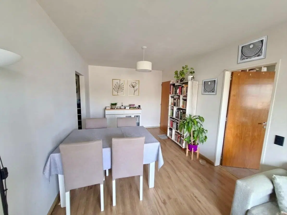 VENTA -Departamento de 2 dormitorios con cochera y balcón. Echesortu, Rosario. 5