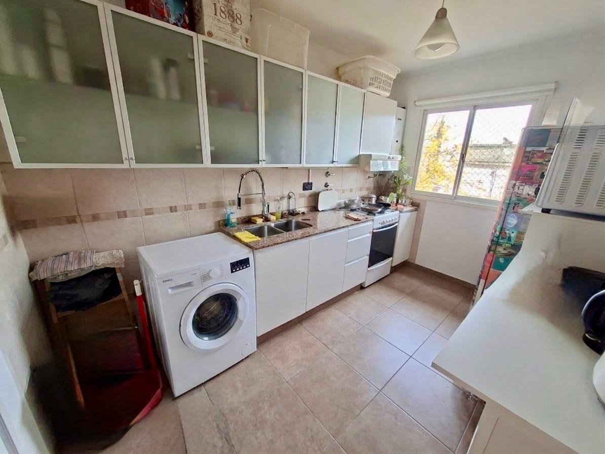 VENTA -Departamento de 2 dormitorios con cochera y balcón. Echesortu, Rosario.