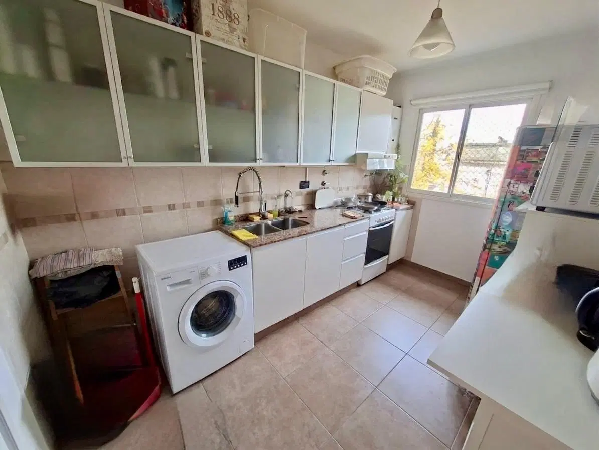 VENTA -Departamento de 2 dormitorios con cochera y balcón. Echesortu, Rosario. 2
