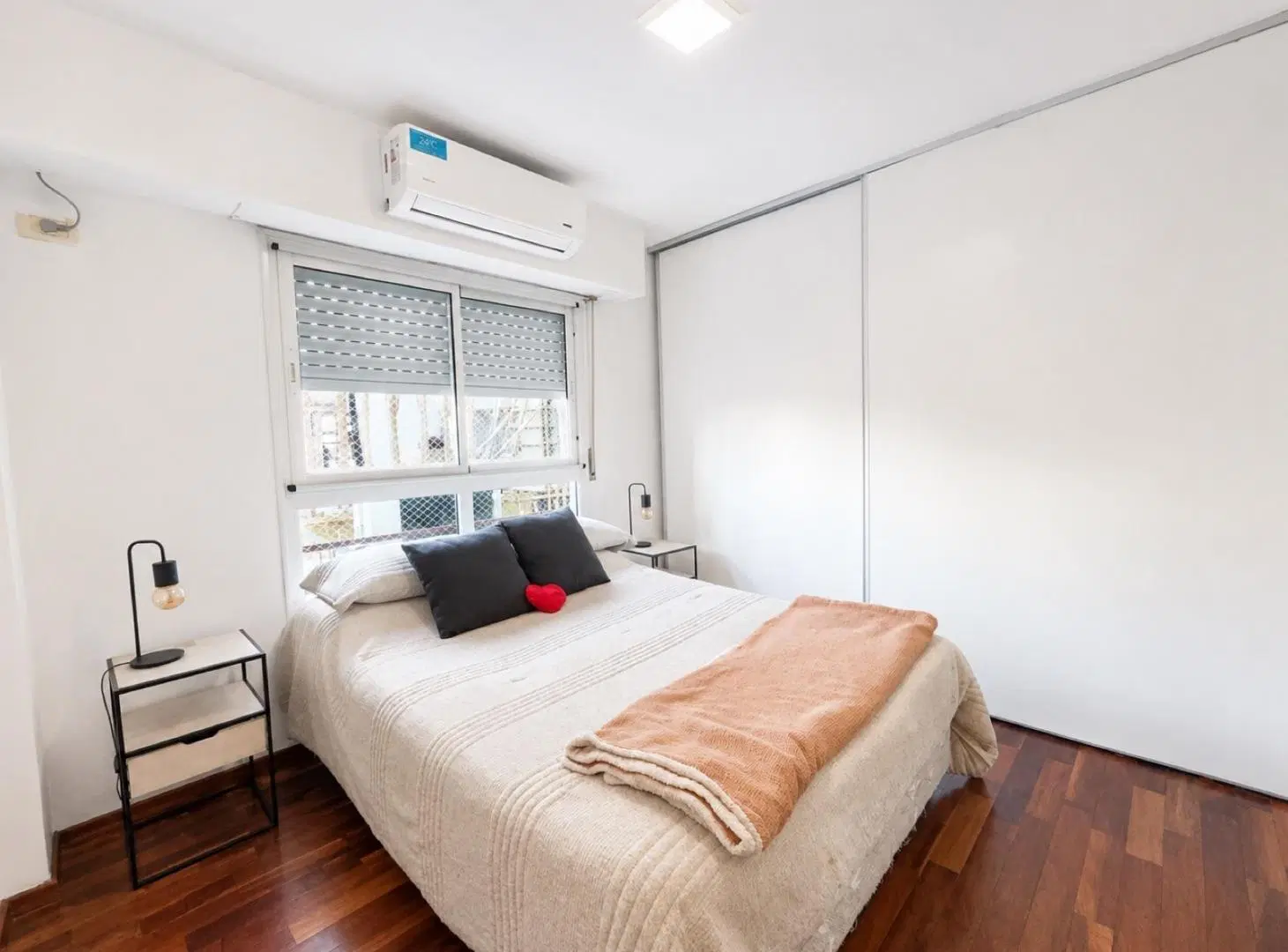 VENTA/PERMUTA. Departamento 1 dormitorio con balcón al frente. Barrio Centro. 5
