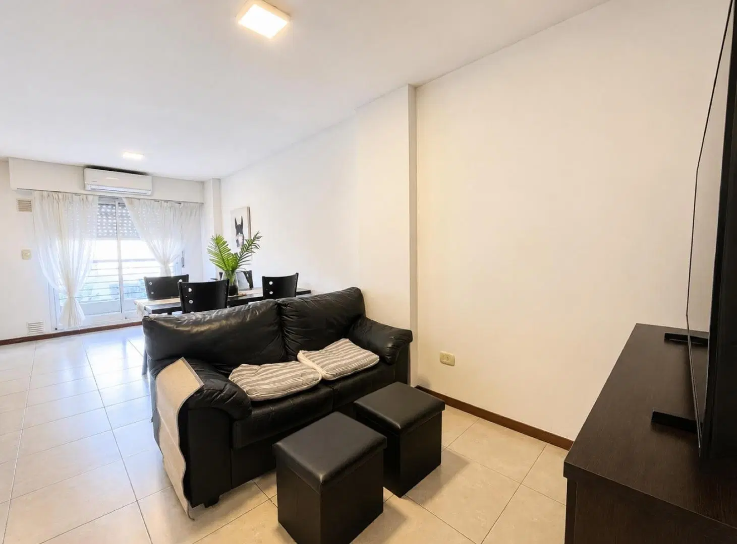 VENTA/PERMUTA. Departamento 1 dormitorio con balcón al frente. Barrio Centro. 4