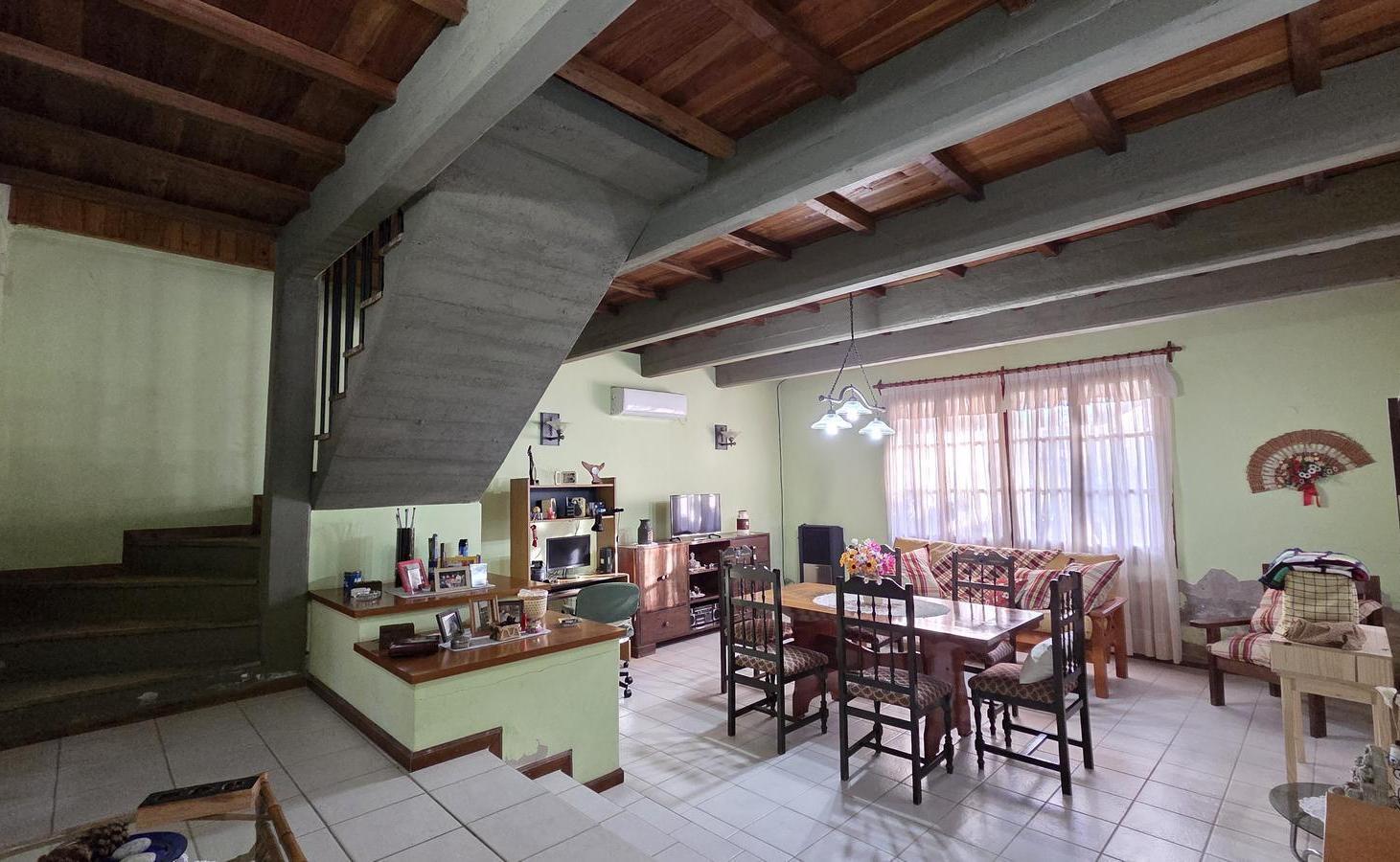 Foto de VENTA/PERMUTA - Casa estilo alpina de 2 dormitorios con jardin y pileta, imagen 2