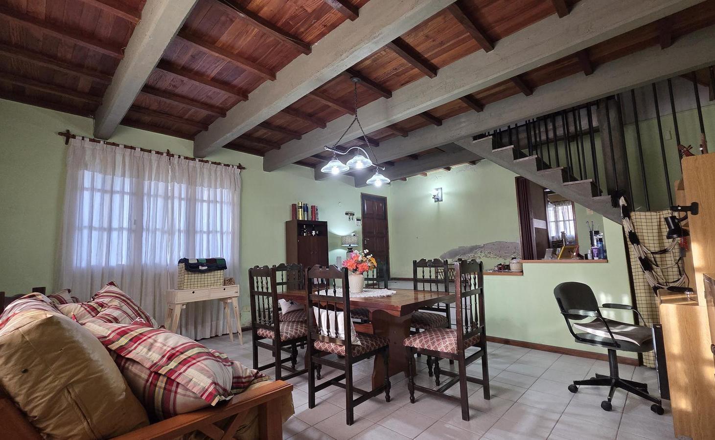Foto de VENTA/PERMUTA - Casa estilo alpina de 2 dormitorios con jardin y pileta, imagen 3