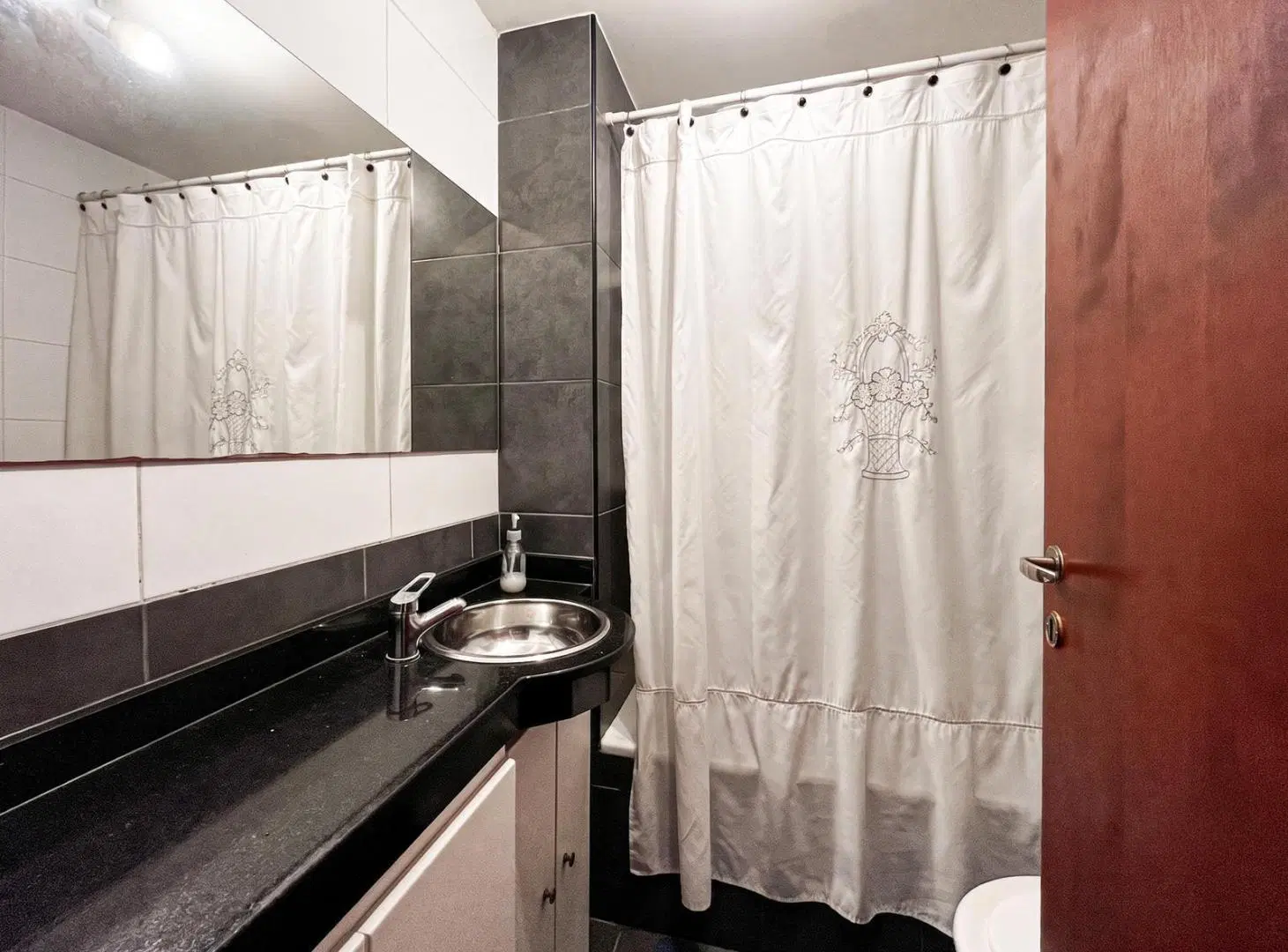 VENTA - Departamento de 2 dormitorios, 2 baños, 2 balcones con cochera - Centro, Rosario. 5