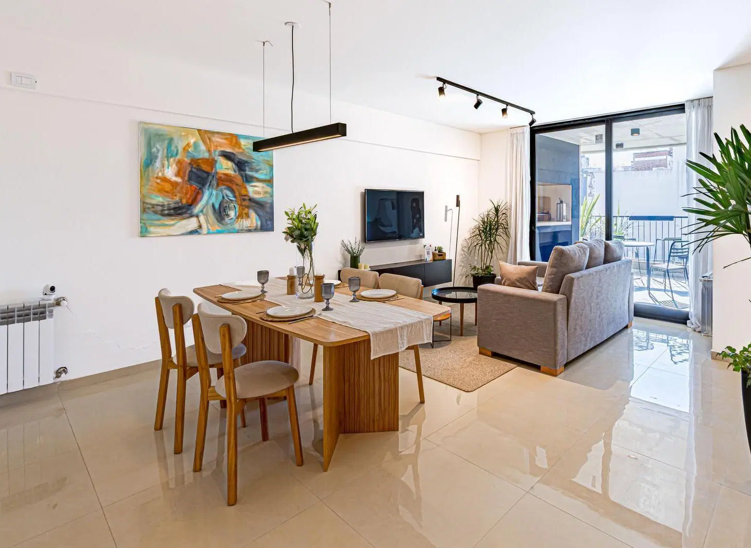 VENTA- Departamento de 3 dormitorios con balcón y parrilla, centro, Rosario. 2