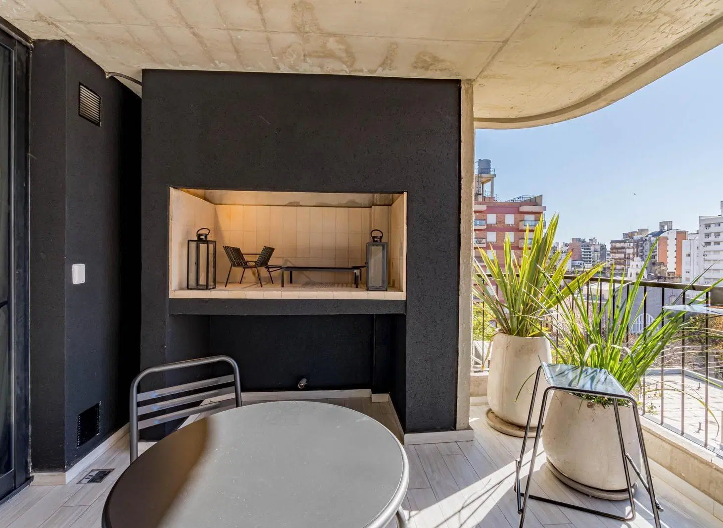 VENTA- Departamento de 3 dormitorios con balcón y parrilla, centro, Rosario. 5