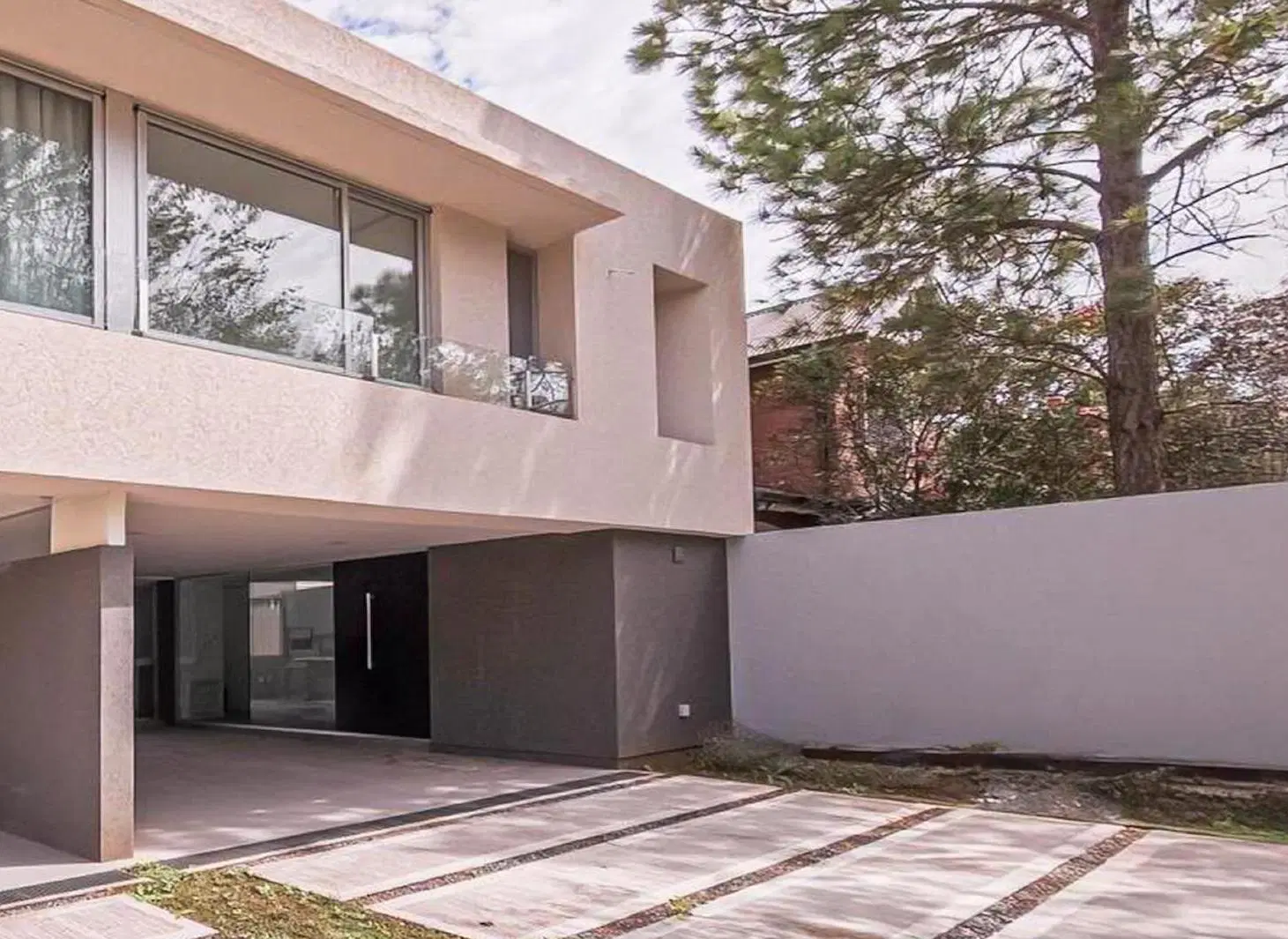 VENTA – Casa 3 dormitorios, Fisherton (Aldea Fisherton). Acepta permuta. Amenities: Pileta, jardín, 3