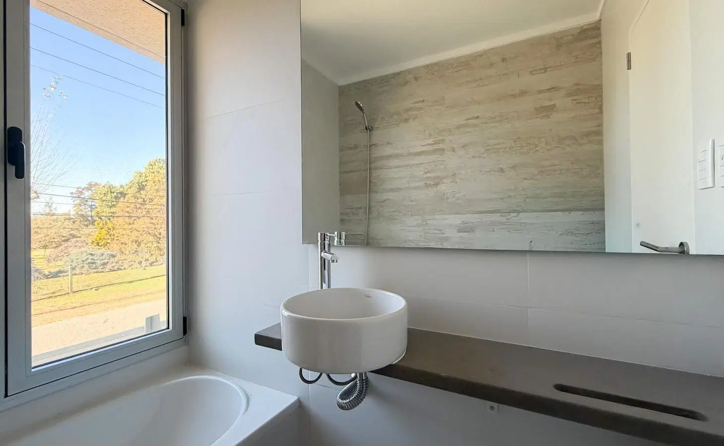 VENTA – Casa 3 dormitorios, Fisherton (Aldea Fisherton). Acepta permuta. Amenities: Pileta, jardín, 5