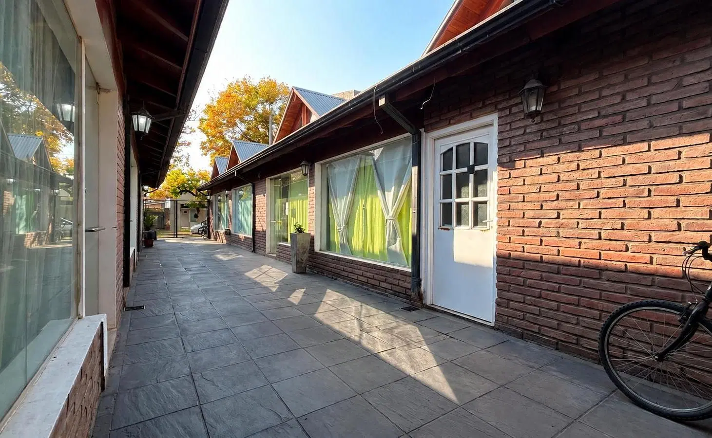 VENTA/PERMUTA - Galería comercial con 6 locales en Funes. 5