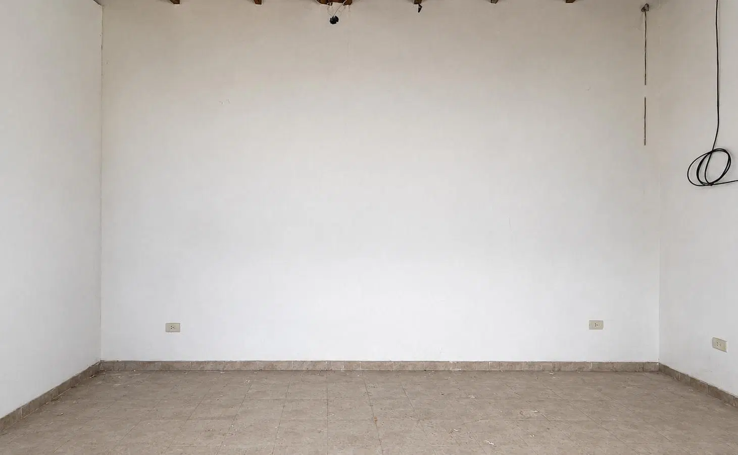 VENTA/PERMUTA - Galería comercial con 6 locales en Funes. 3