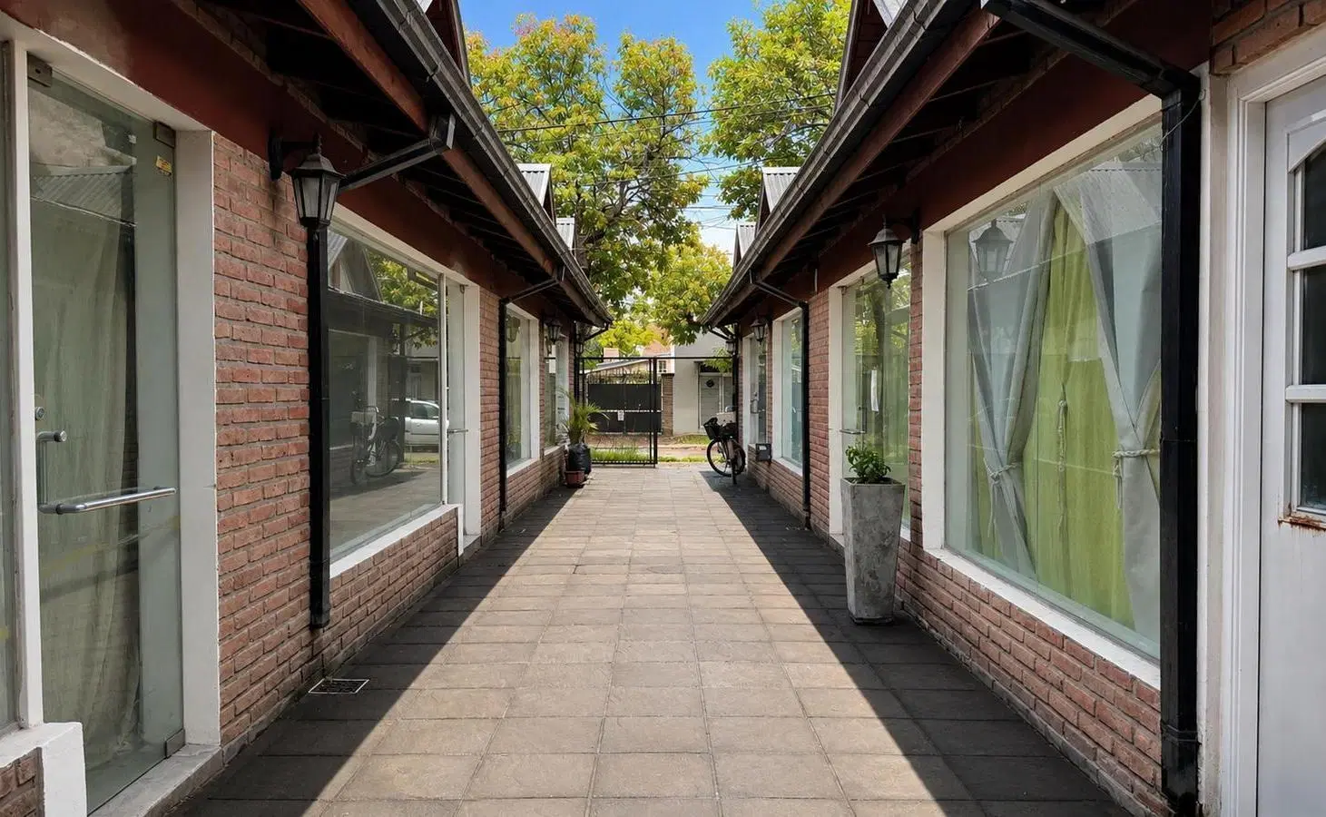 VENTA/PERMUTA - Galería comercial con 6 locales en Funes. 2