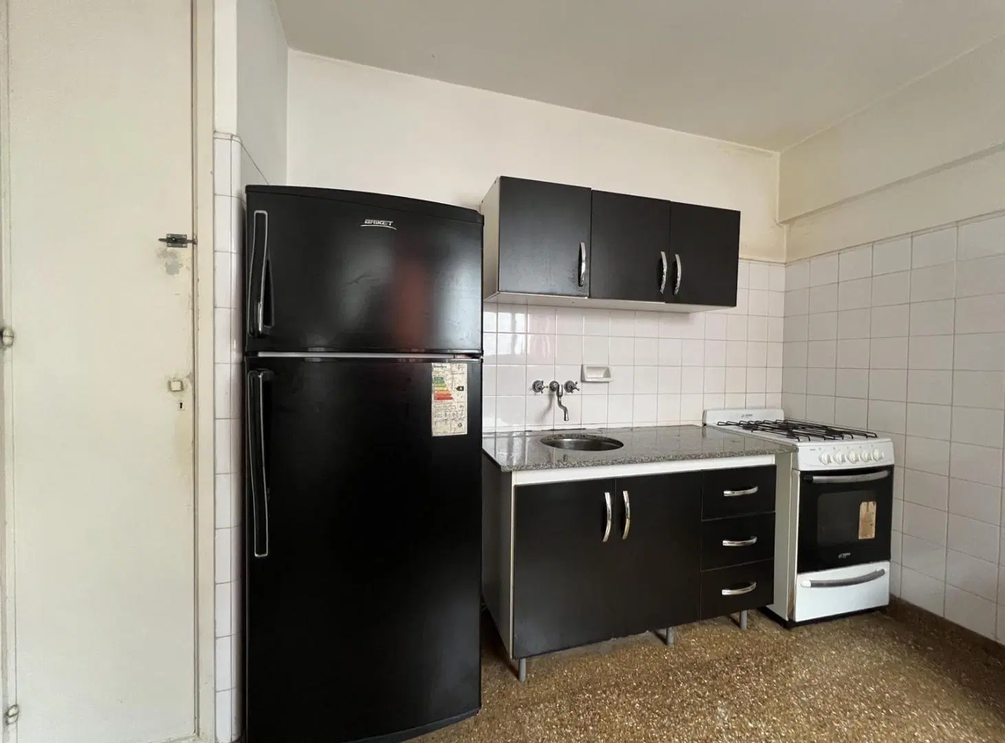 VENTA - Departamento de dos dormitorios con balcon en Pichincha, Rosario. 3