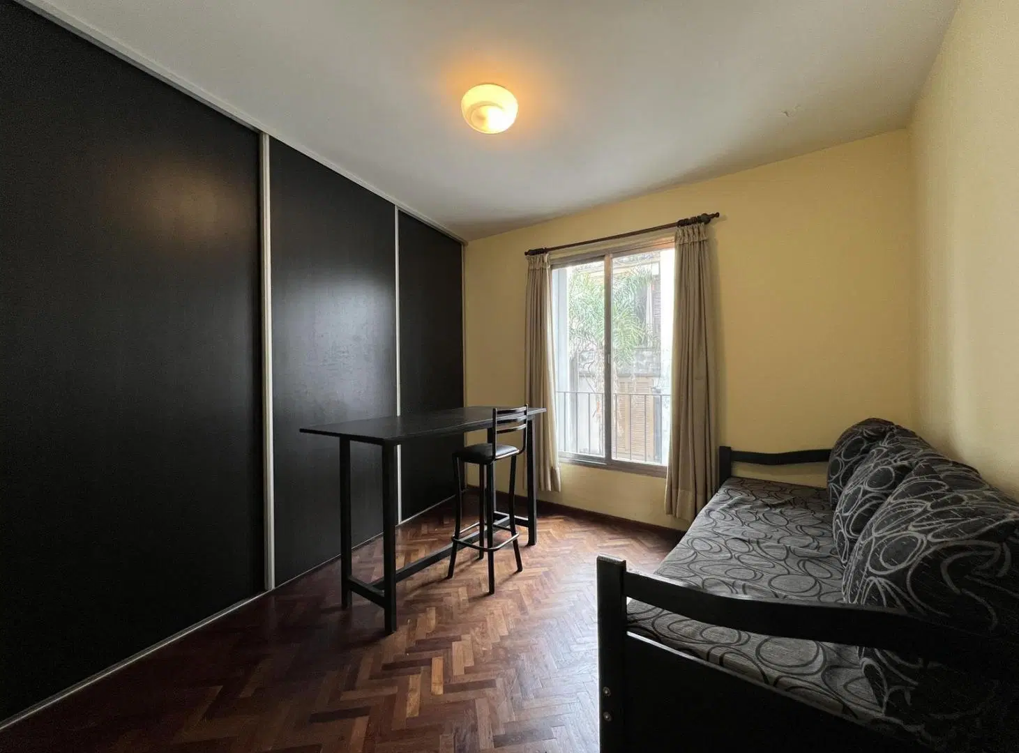 VENTA - Departamento de dos dormitorios con balcon en Pichincha, Rosario. 2
