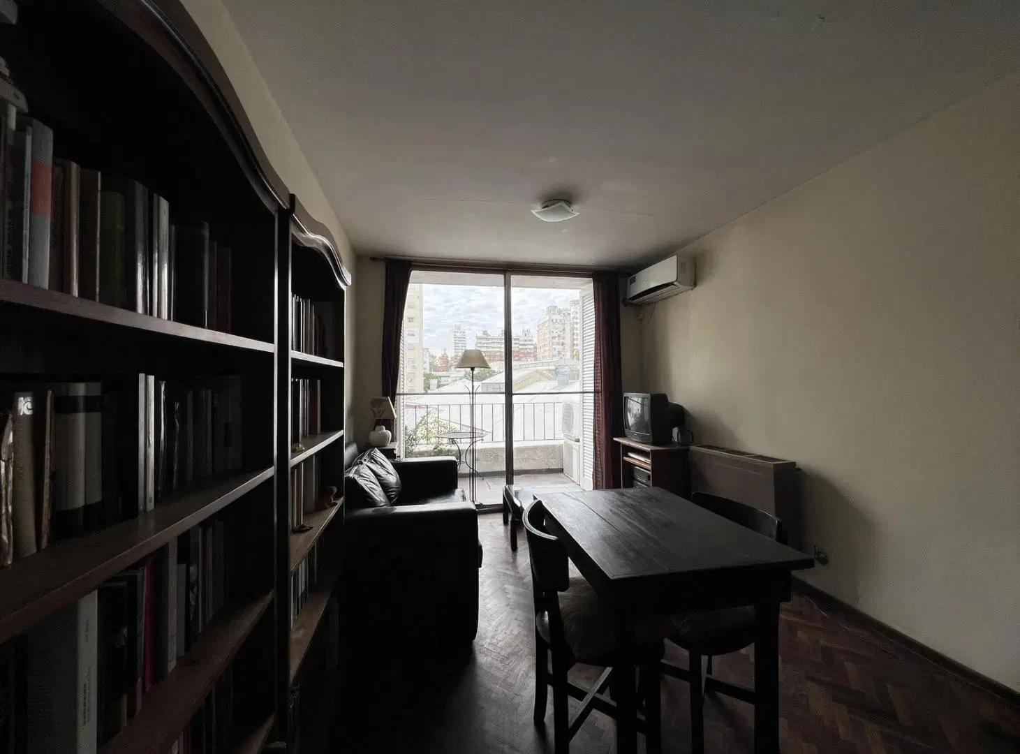 VENTA - Departamento de dos dormitorios con balcon en Pichincha, Rosario. 8