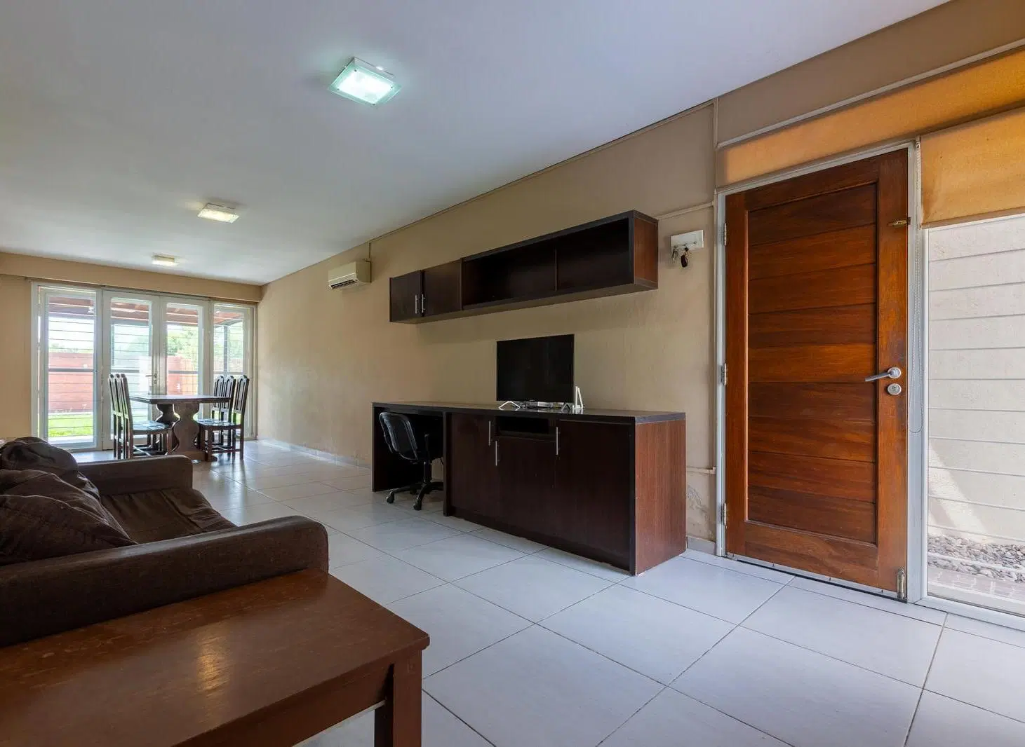 VENTA- Casa 3 dormitorios con quincho, piscina y parque en Alvear. 4