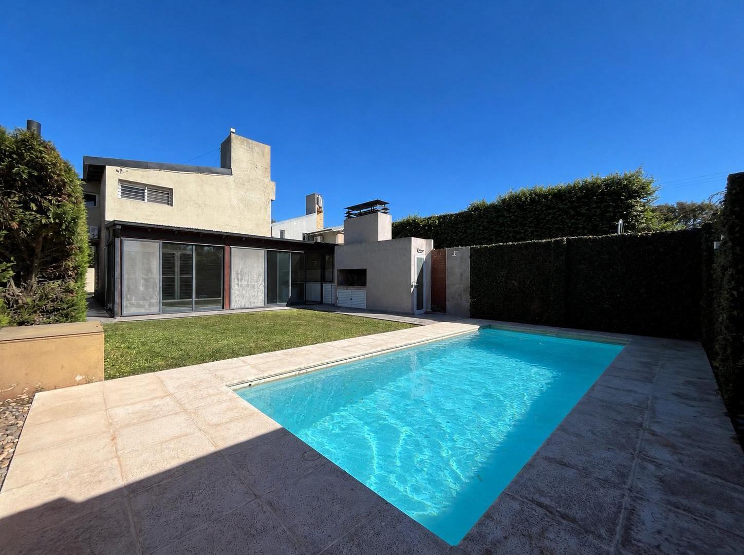 Foto de VENTA- Casa 3 dormitorios con quincho, piscina y parque en Alvear., imagen 1