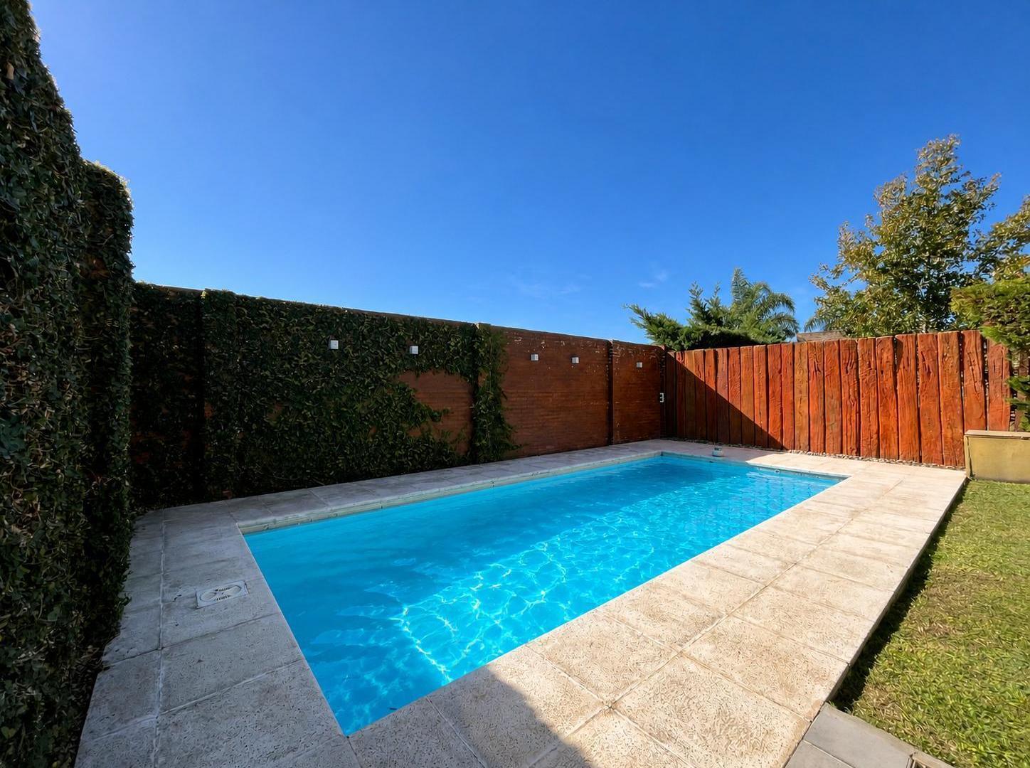 Foto de VENTA- Casa 3 dormitorios con quincho, piscina y parque en Alvear., imagen 2