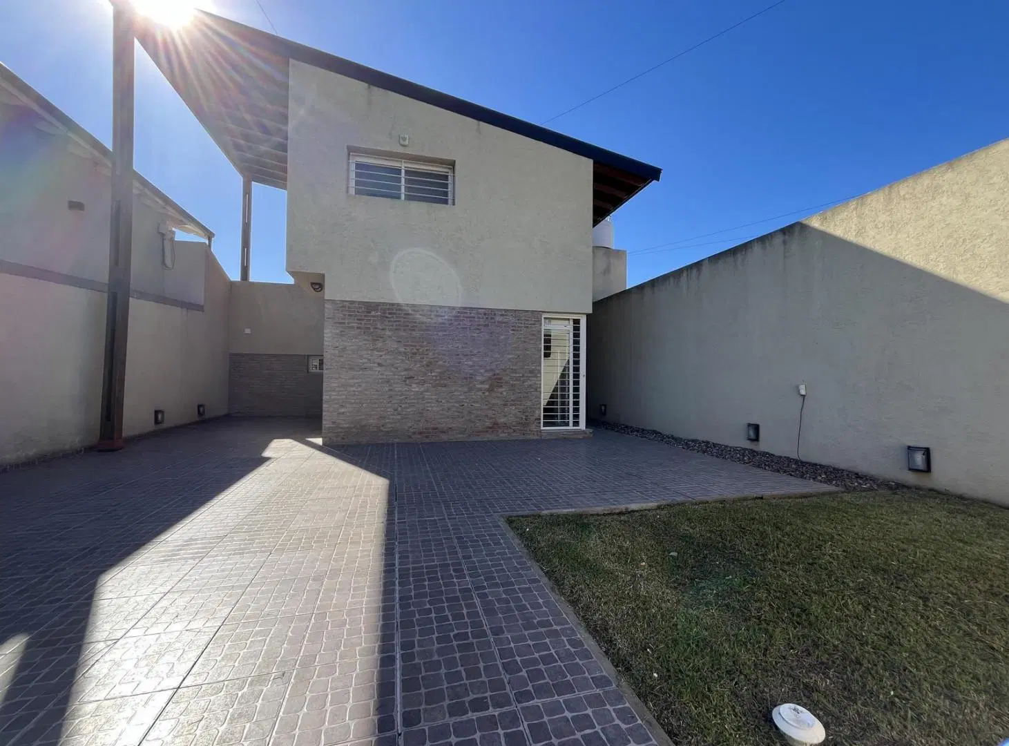 VENTA- Casa 3 dormitorios con quincho, piscina y parque en Alvear. 3
