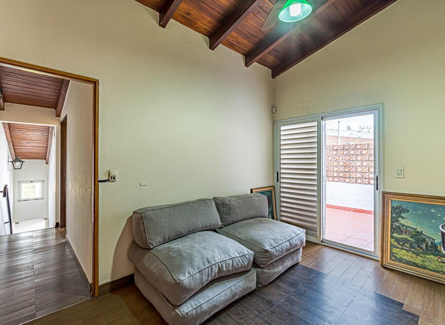 Foto de VENTA - Casa de 3 dormitorios con cochera, jardin y pileta en zona sur, imagen 2