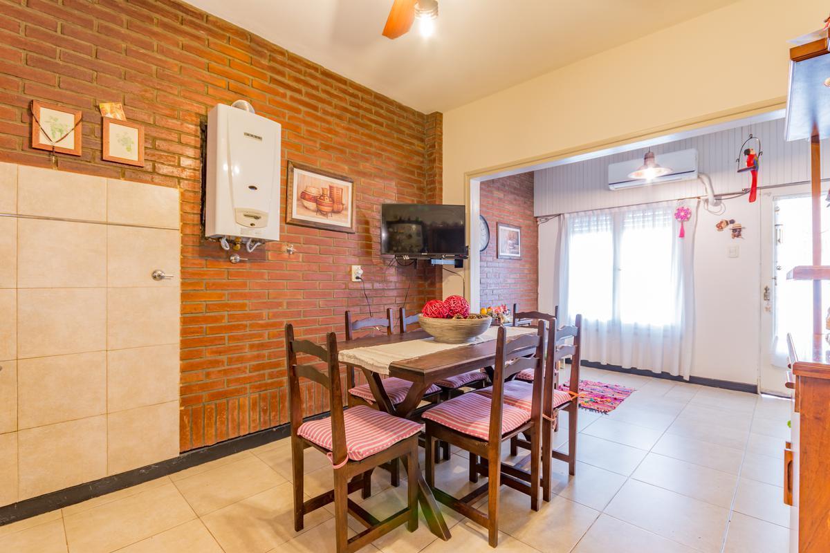 Foto de VENTA- Casa 3 Dormitorios más 1 Comodín en Barrio Luis Agote, Rosario., imagen 1
