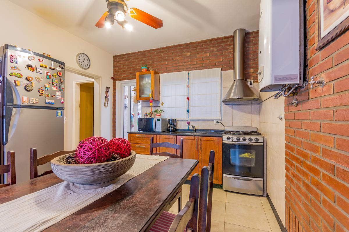 Foto de VENTA- Casa 3 Dormitorios más 1 Comodín en Barrio Luis Agote, Rosario., imagen 2