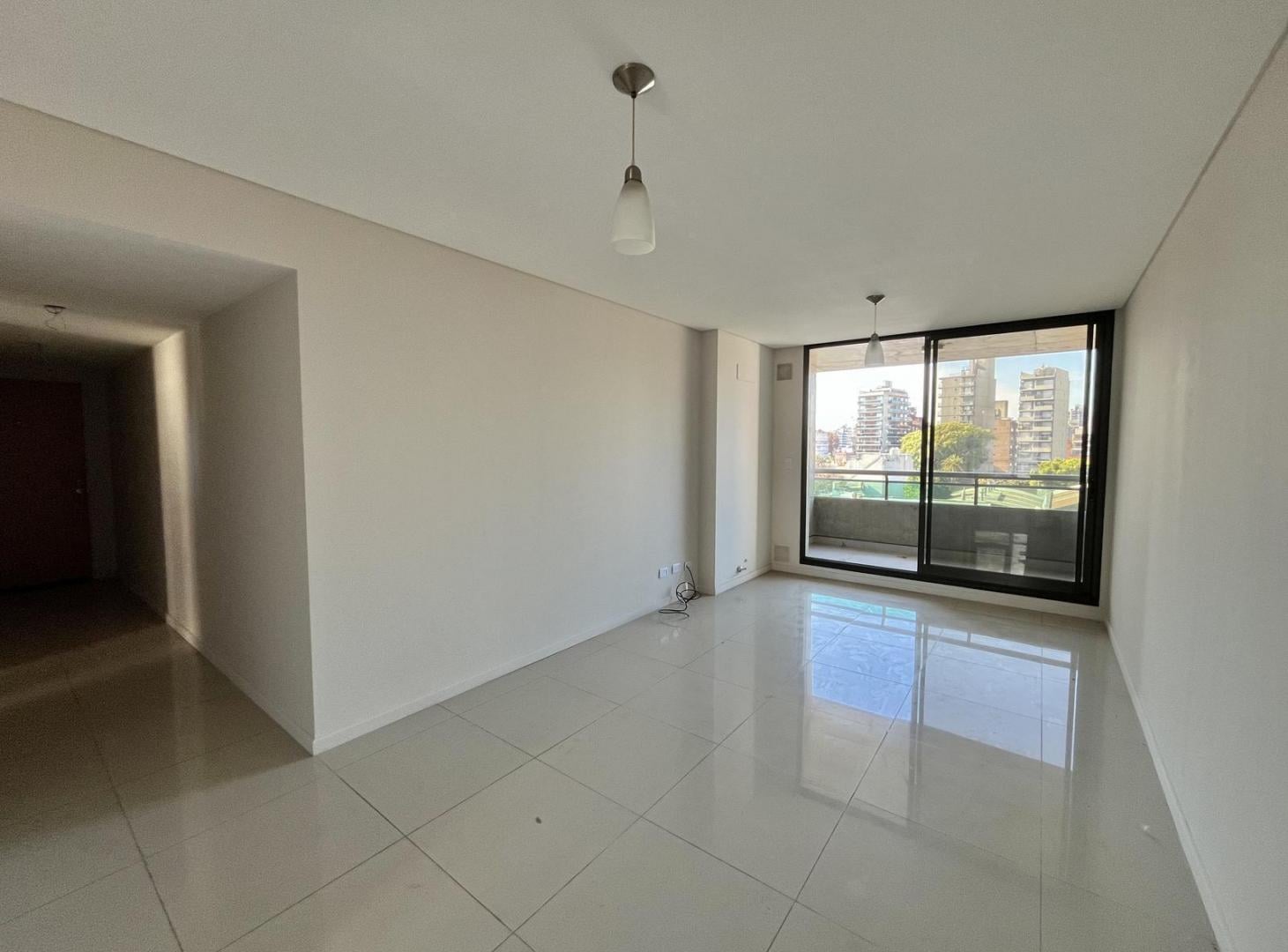 Foto de VENTA/PERMUTA- Departamento de 2 dormitorios y 2 baños. Echesortu, imagen 2
