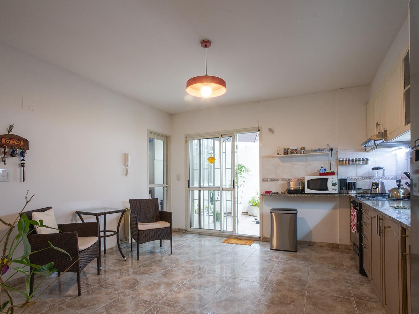 Foto de VENTA/PERMUTA - Departamento de 3 dormitorios con patio y cochera., imagen 3