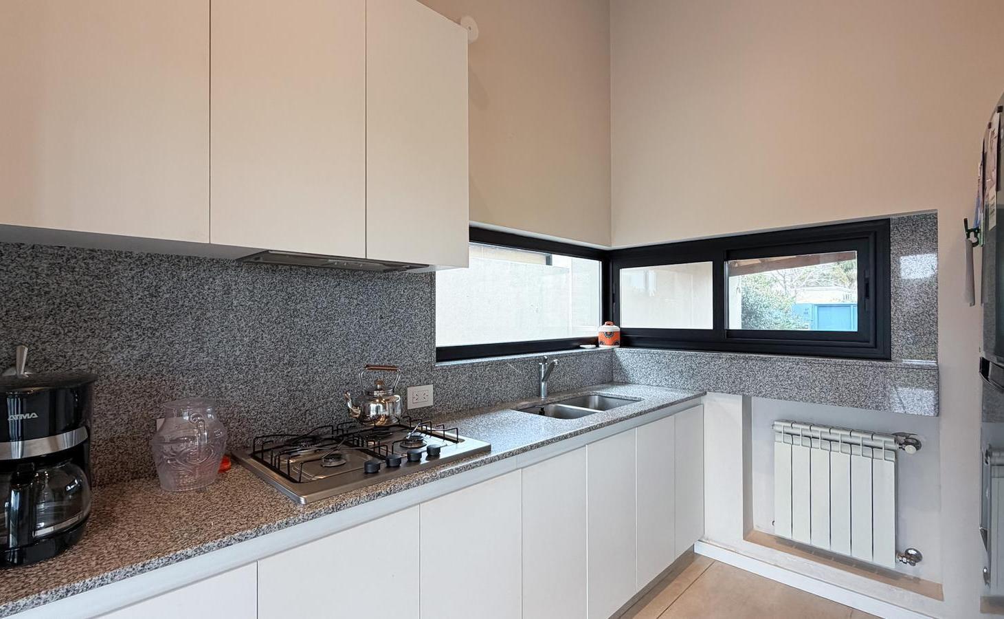 Foto de Casa en VENTA - Un dormitorio, Jardin y Piscina, Cantegril, Funes., imagen 3