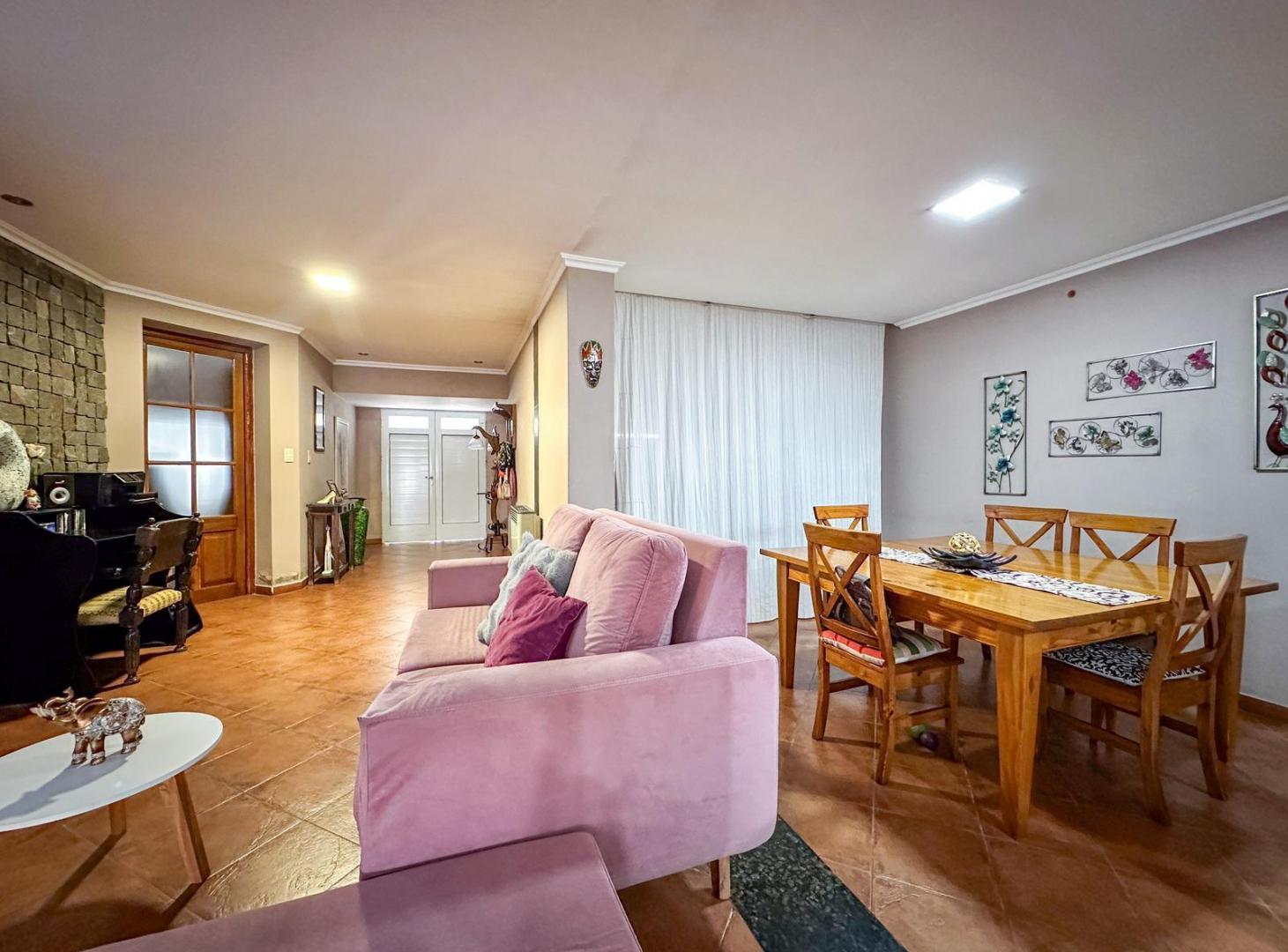 Foto de VENTA/PERMUTA - Casa de 3 Dormitorios, Cochera, Quincho y Jardín con, imagen 2