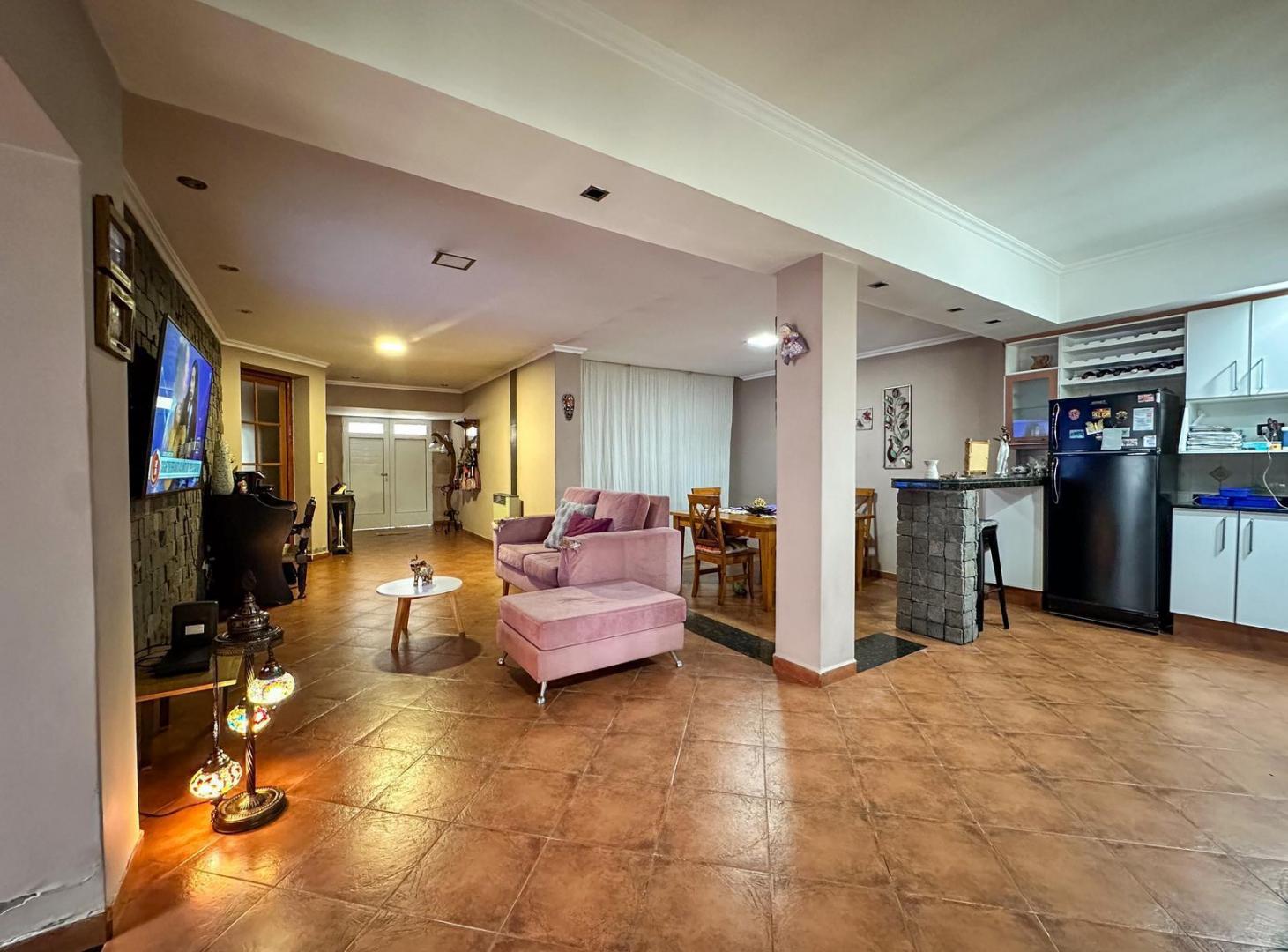 Foto de VENTA/PERMUTA - Casa de 3 Dormitorios, Cochera, Quincho y Jardín con, imagen 5