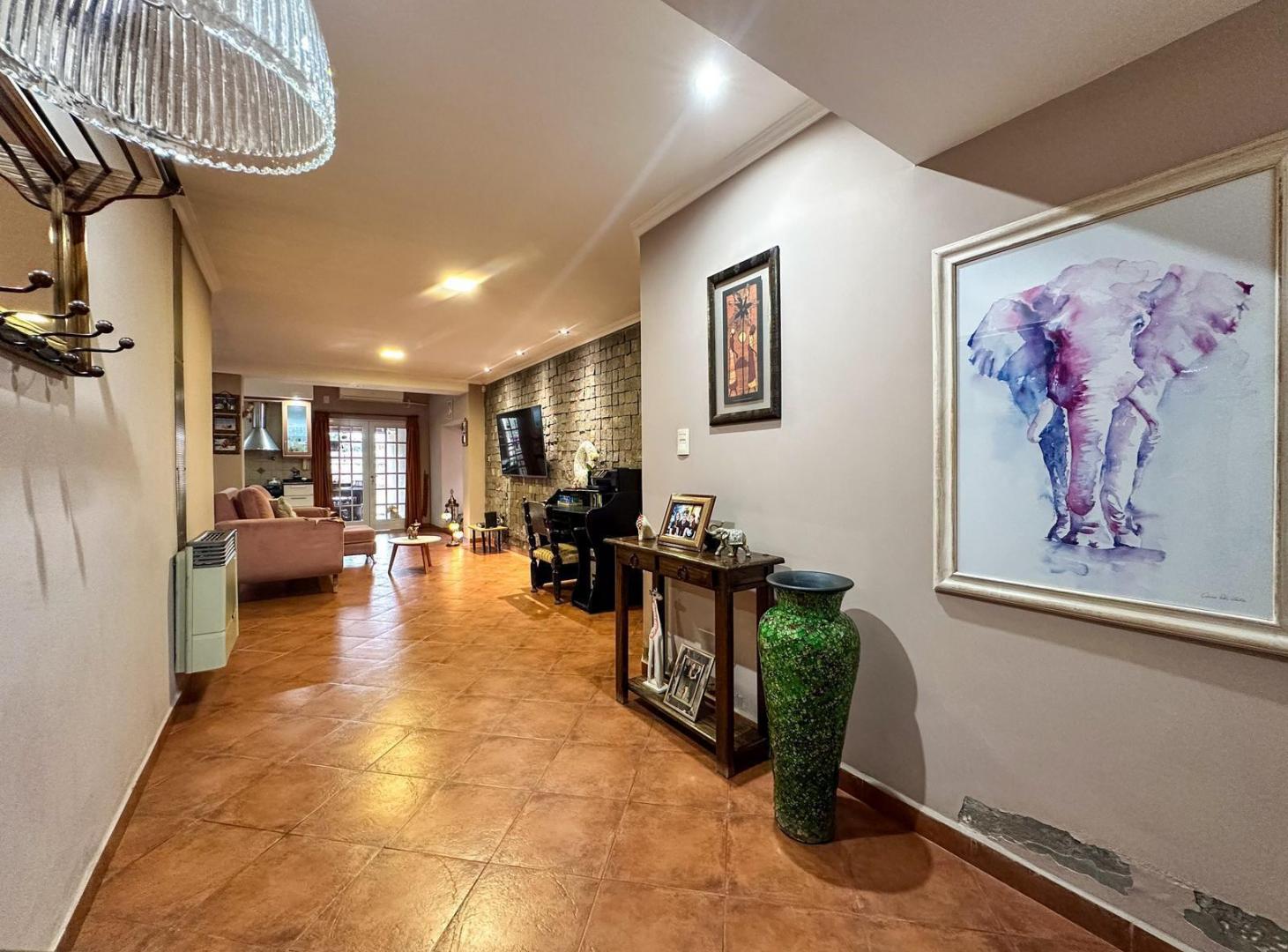 Foto de VENTA/PERMUTA - Casa de 3 Dormitorios, Cochera, Quincho y Jardín con, imagen 1