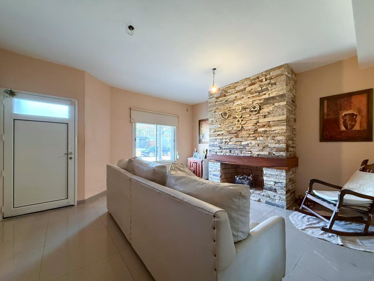 Foto de VENTA/PERMUTA: Casa de 4 con Cochera y Patio. Cañada de Gómez, imagen 1