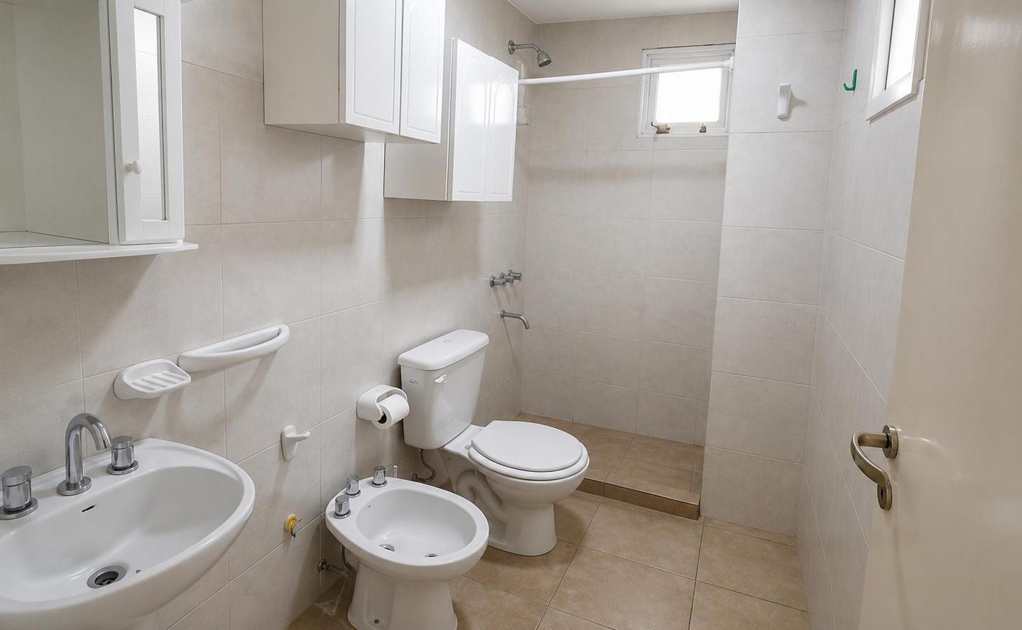 Foto de VENTA/PERMUTA. Departamento con dos dormitorios y balcón al frente en, imagen 4