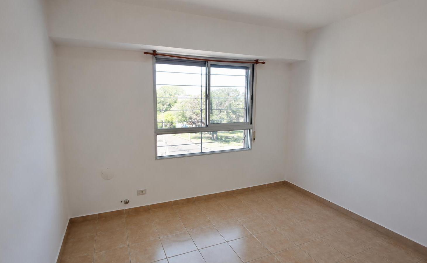 Foto de VENTA/PERMUTA. Departamento con dos dormitorios y balcón al frente en, imagen 5