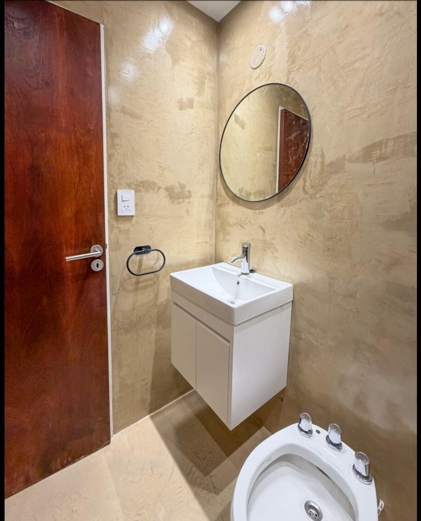 Foto de VENTA – Departamento de 3 dormitorios al frente con balcón – Centro, imagen 1