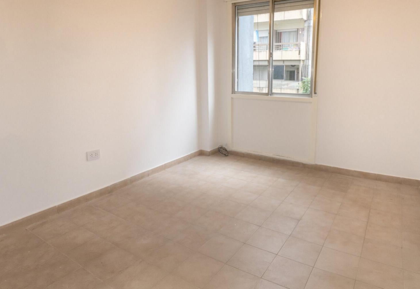 Foto de VENTA – Departamento de 3 dormitorios al frente con balcón – Centro, imagen 2