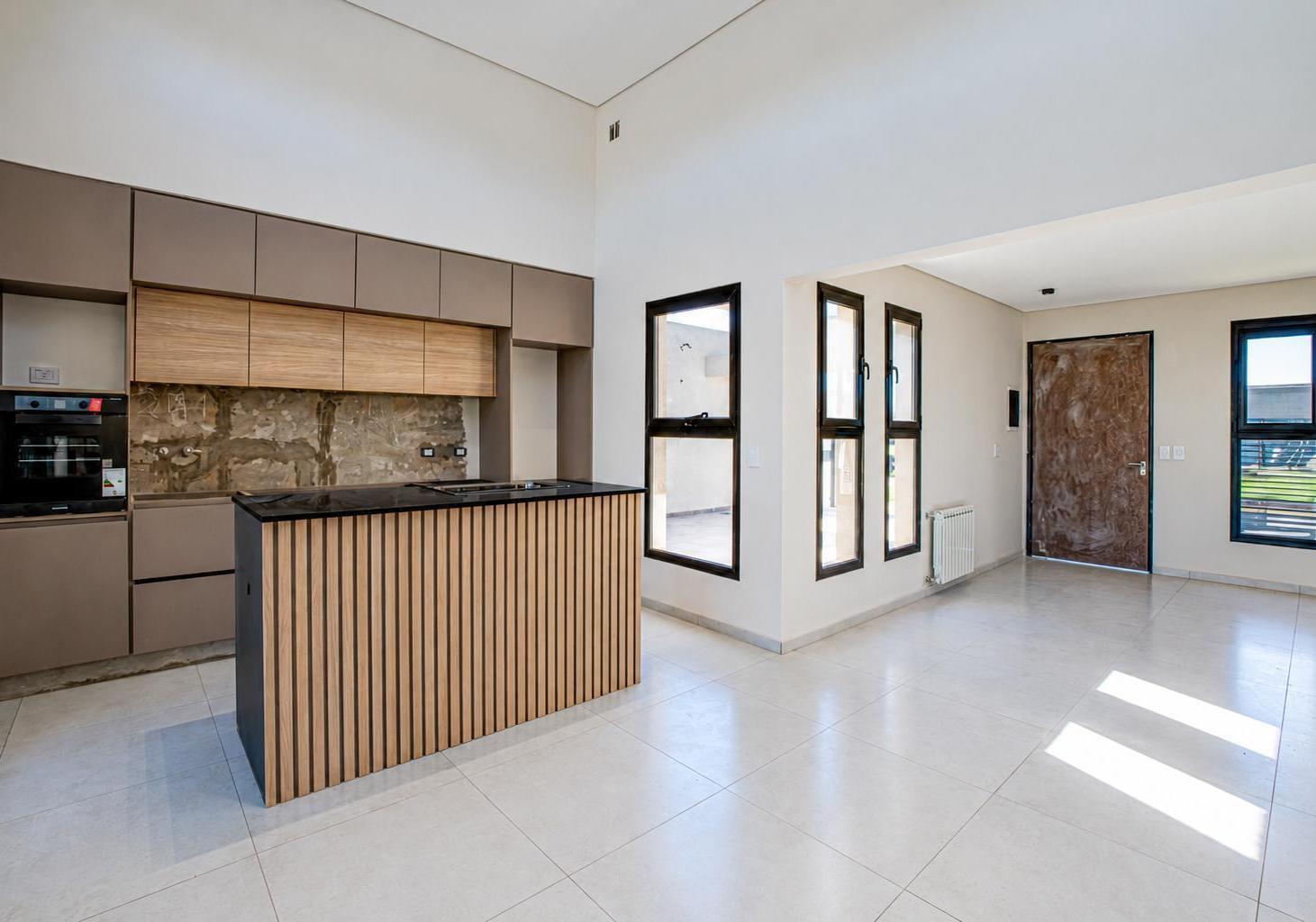 Foto de Casa en VENTA - 3 Dormitorios, Jardin, Galeria y Piscina - Don Mateo, imagen 2