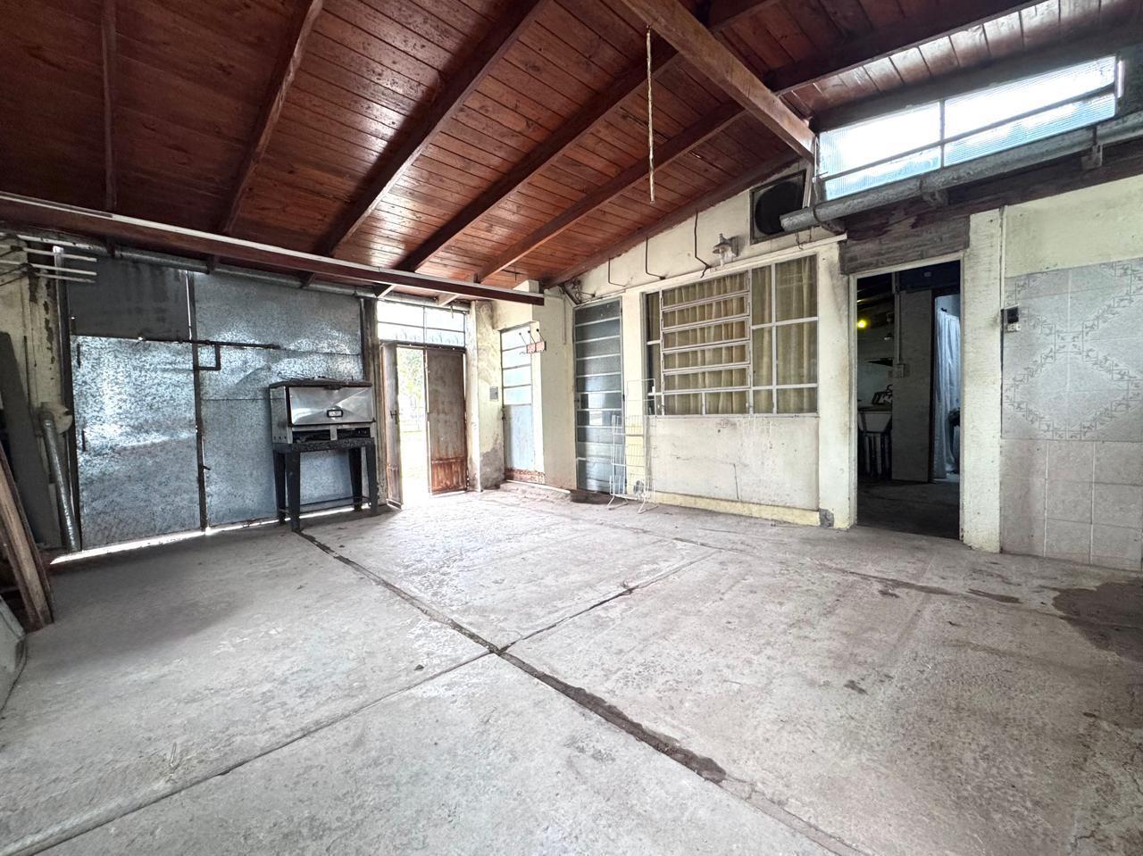 Foto de VENTA / PERMUTA inmueble con salón y parque. Piñero Santa Fe., imagen 2