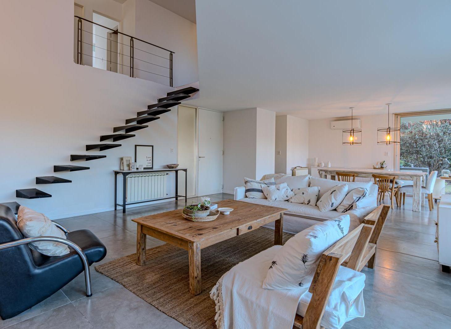 Foto de VENTA – Casa de cuatro dormitorios con pileta y galería con parrillero, imagen 3