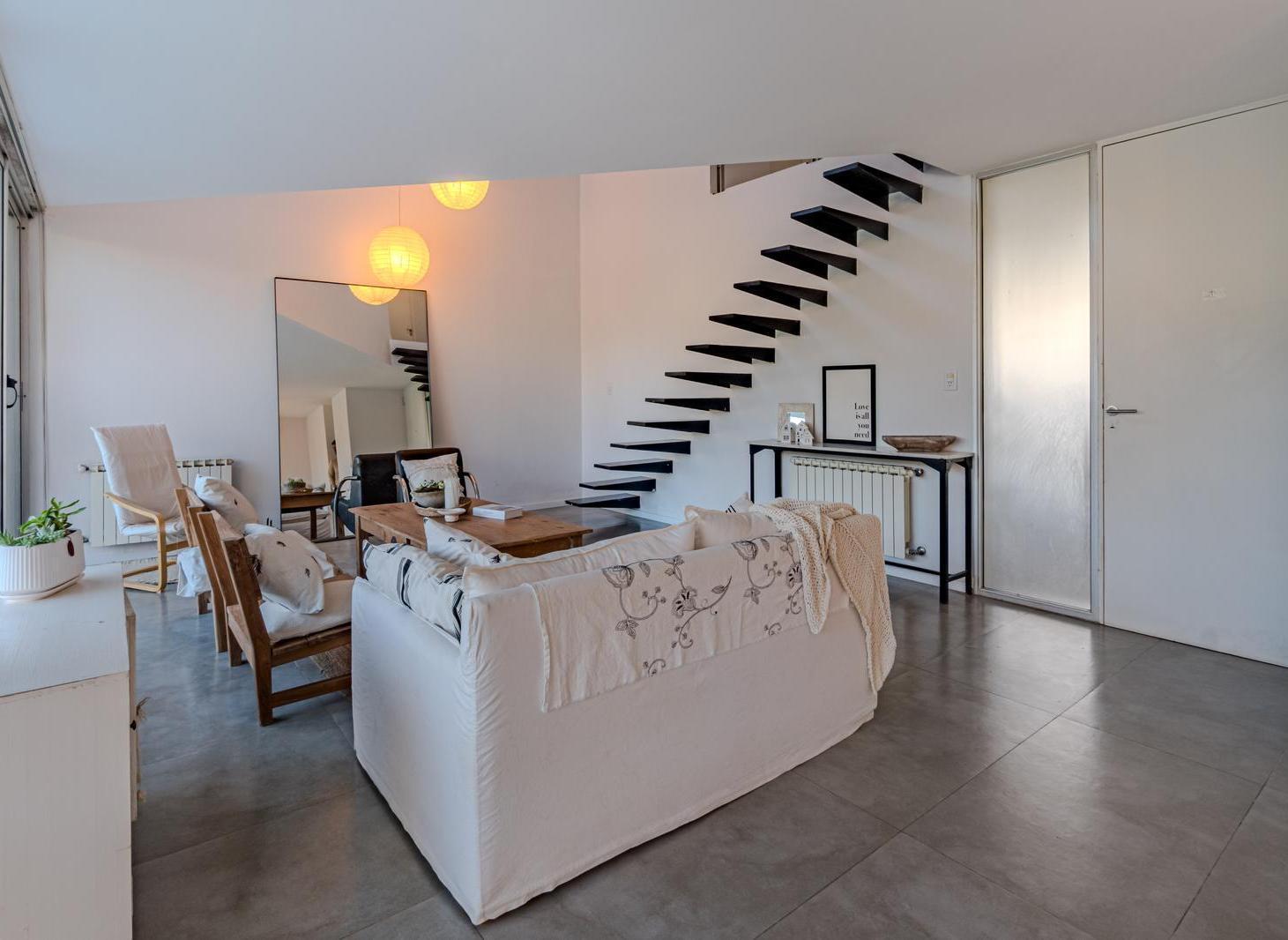 Foto de VENTA – Casa de cuatro dormitorios con pileta y galería con parrillero, imagen 2