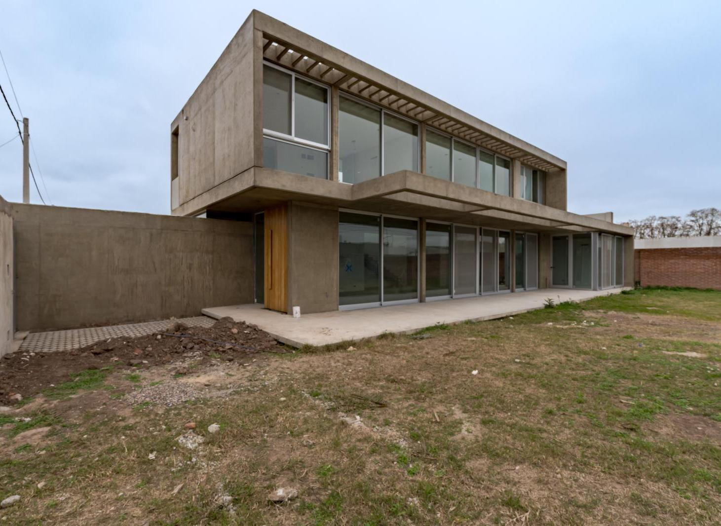 Foto de VENTA/PERMUTA: Casa a Estrenar en Ultimos Detalles de Obra, de 3, imagen 1