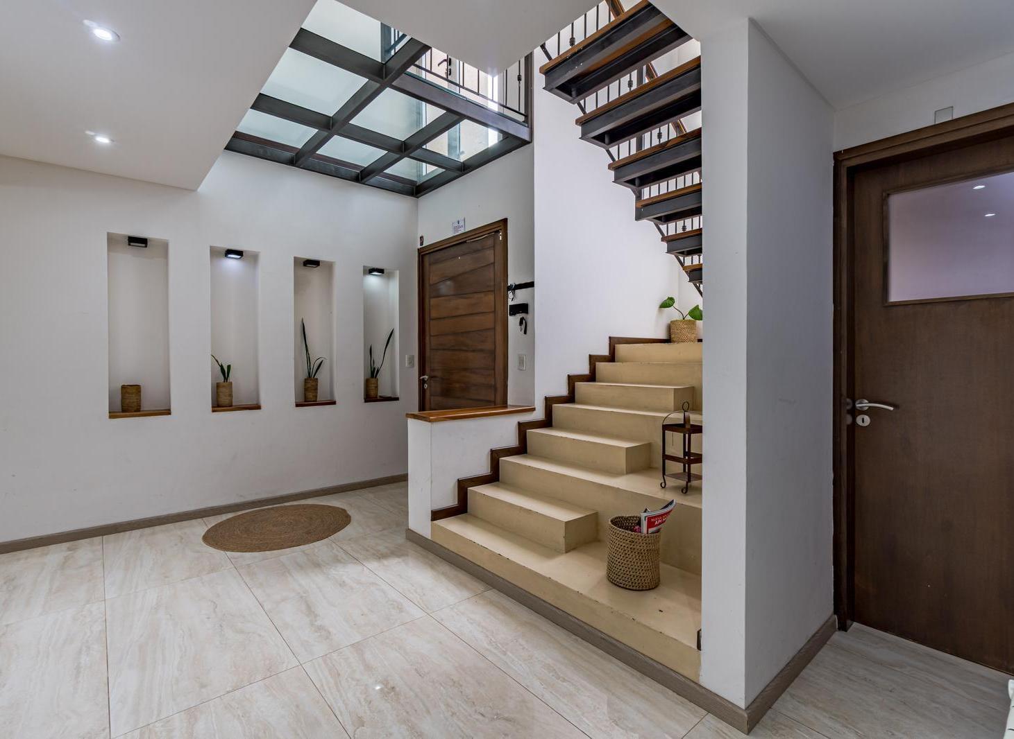 Foto de VENTA / PERMUTA - Casa de 4 dormitorios con galeria, quincho y piscina, imagen 1