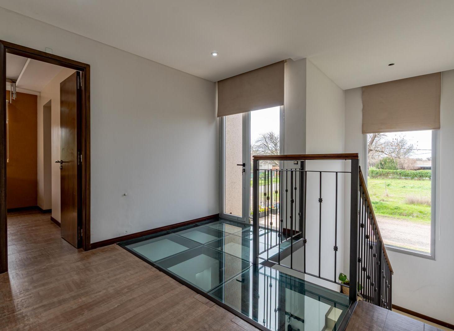 Foto de VENTA / PERMUTA - Casa de 4 dormitorios con galeria, quincho y piscina, imagen 4