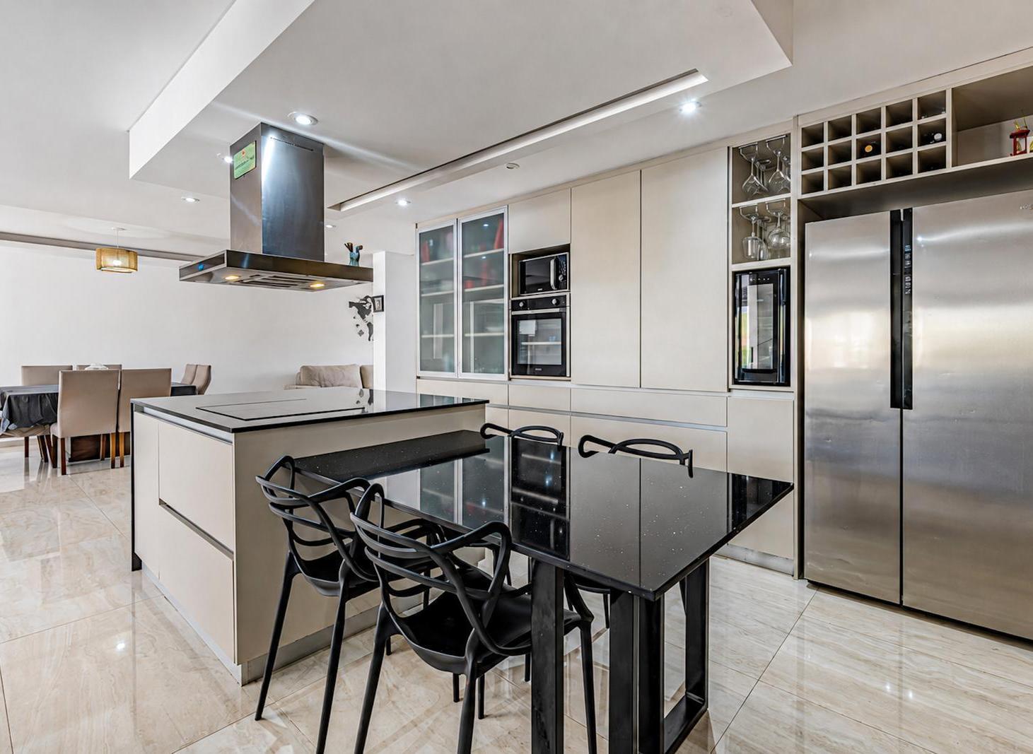 Foto de VENTA / PERMUTA - Casa de 4 dormitorios con galeria, quincho y piscina, imagen 3