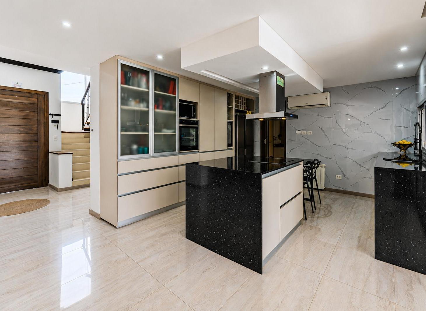 Foto de VENTA / PERMUTA - Casa de 4 dormitorios con galeria, quincho y piscina, imagen 5