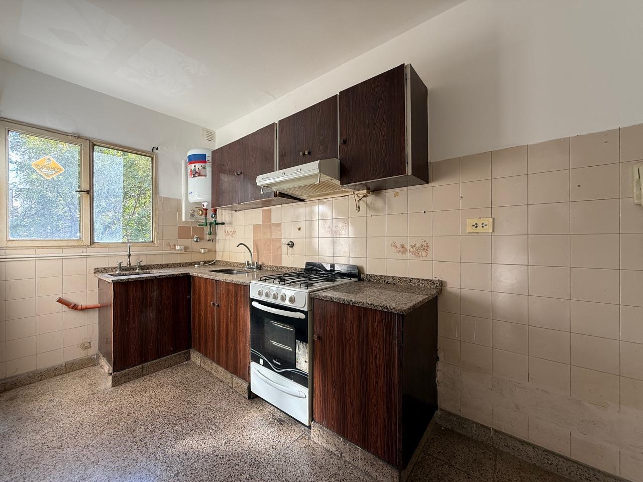 Foto de VENTA - Departamento de dos dormitorios con balcon, cochera y baulera, imagen 1