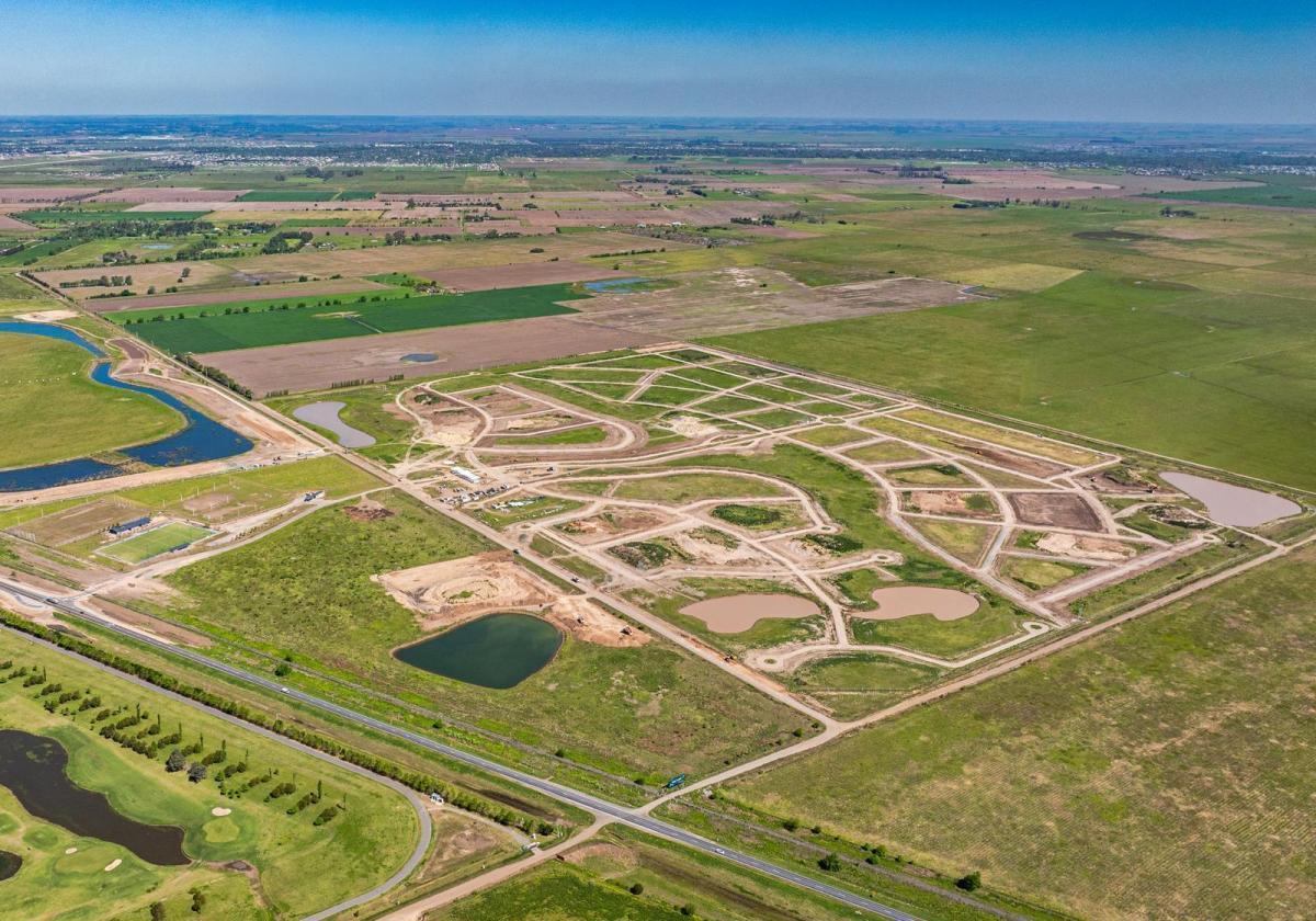 Foto de Venta Terreno frente al lago en Barrio Cerrado Cinco Lagos, Ibarlucea., imagen 2