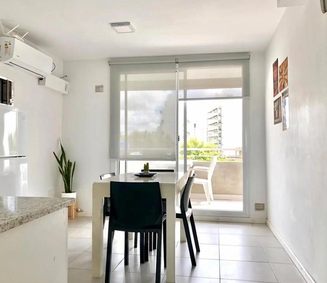 Foto de VENTA - Departamento de 1 dormitorio con doble balcón. Rosario, imagen 3